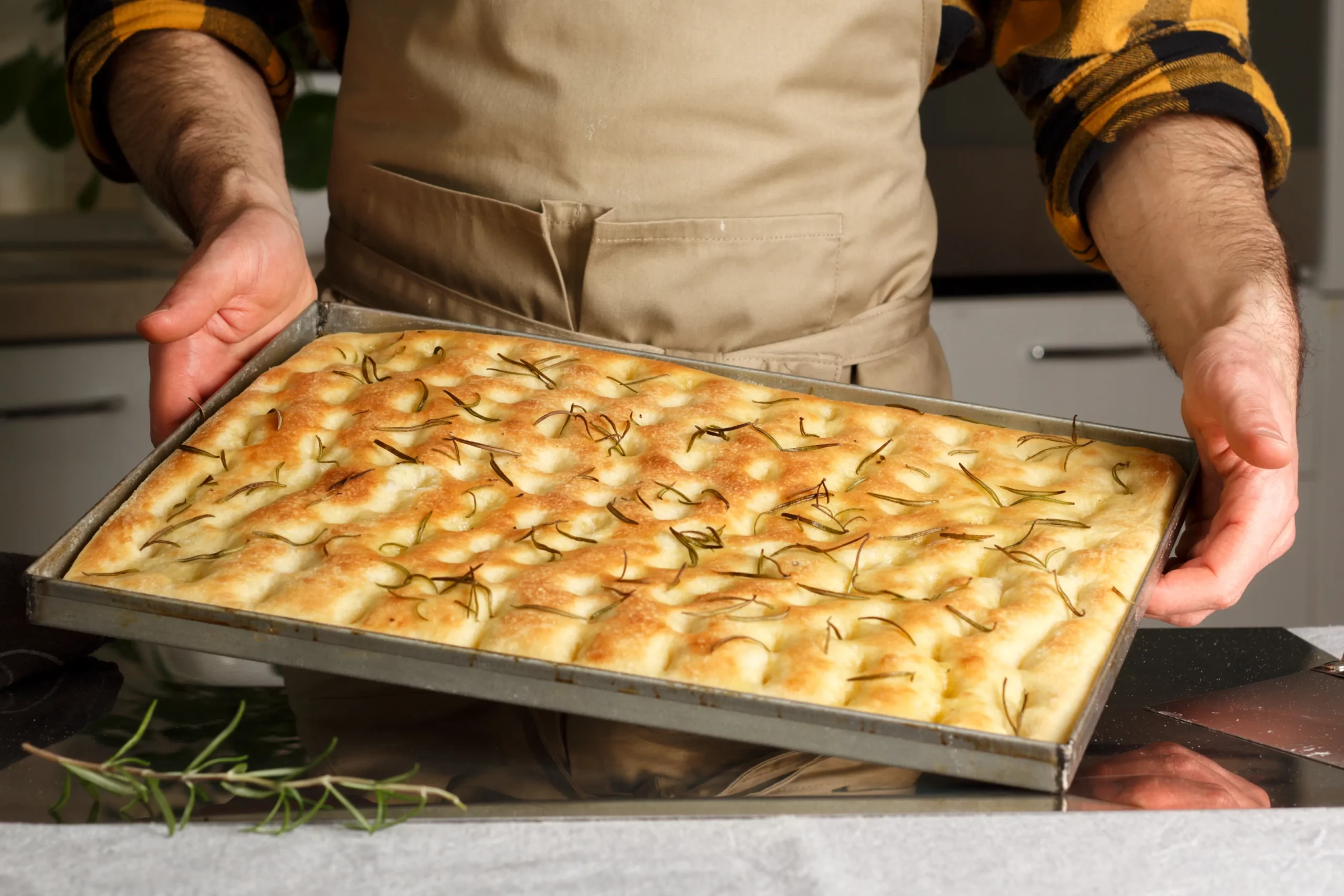 focaccia-olio-e-rosmarino-teglia-cotta